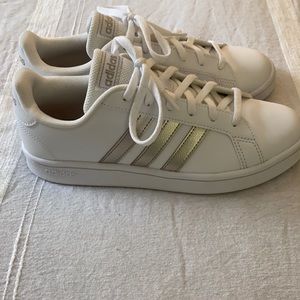 NWOT White ADIDAS sneakers 👟